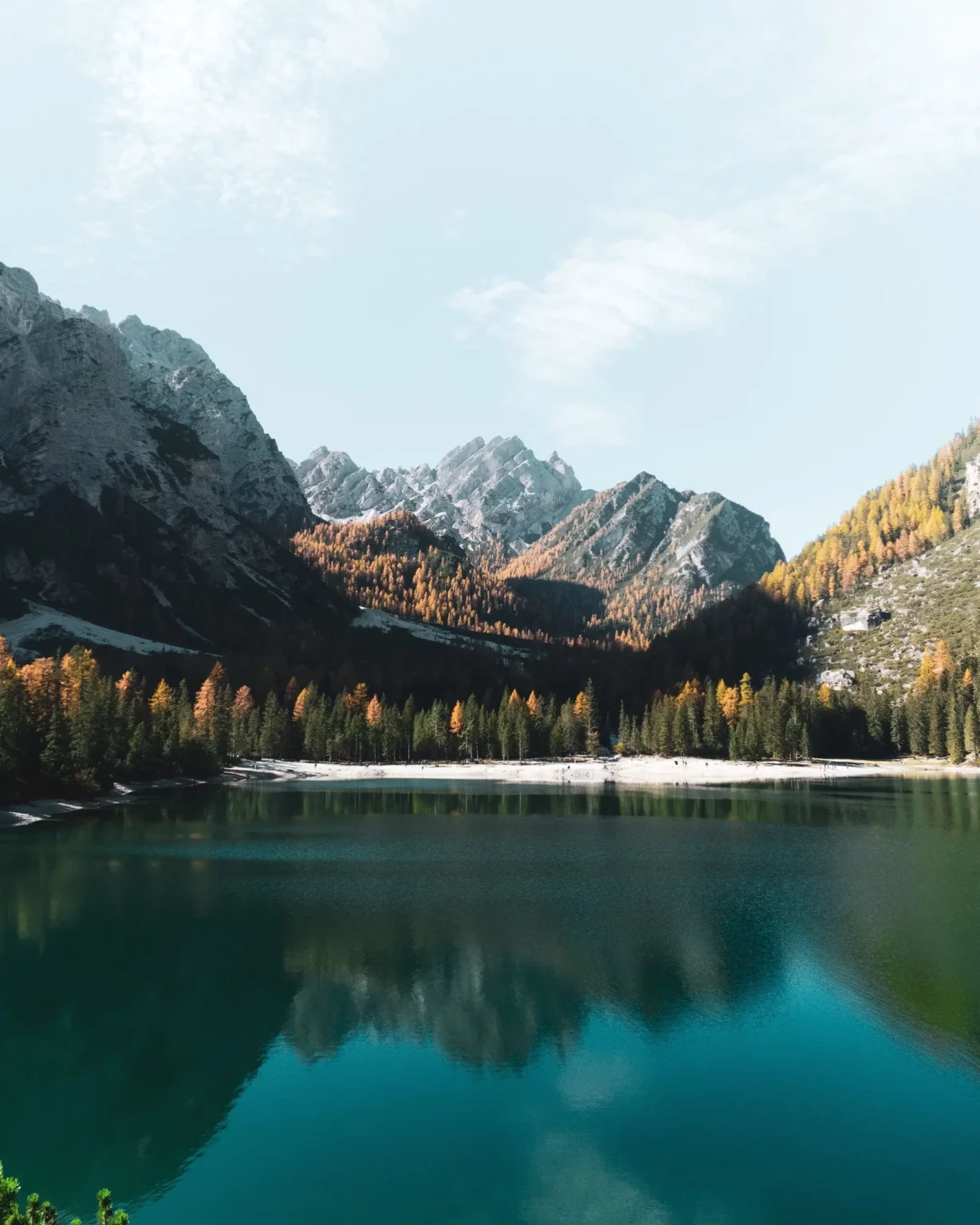 Ein ruhiger See vor einer Berglandschaft, symbolisierend fuer FinSus die Verbindung von Finanz- und Nachhaltigkeitsberichterstattung.